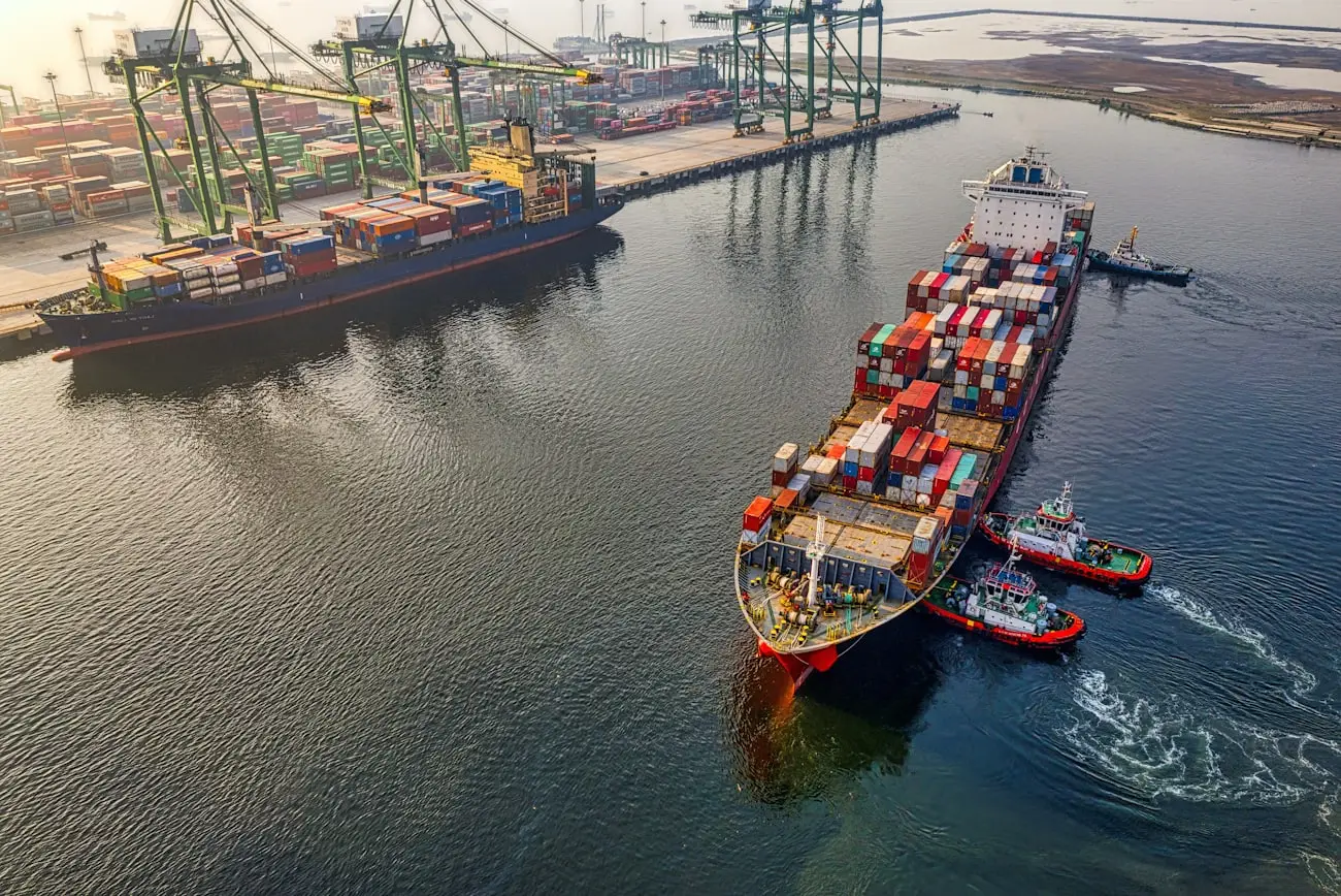 Navio porta-contêineres atracado em terminal portuário
